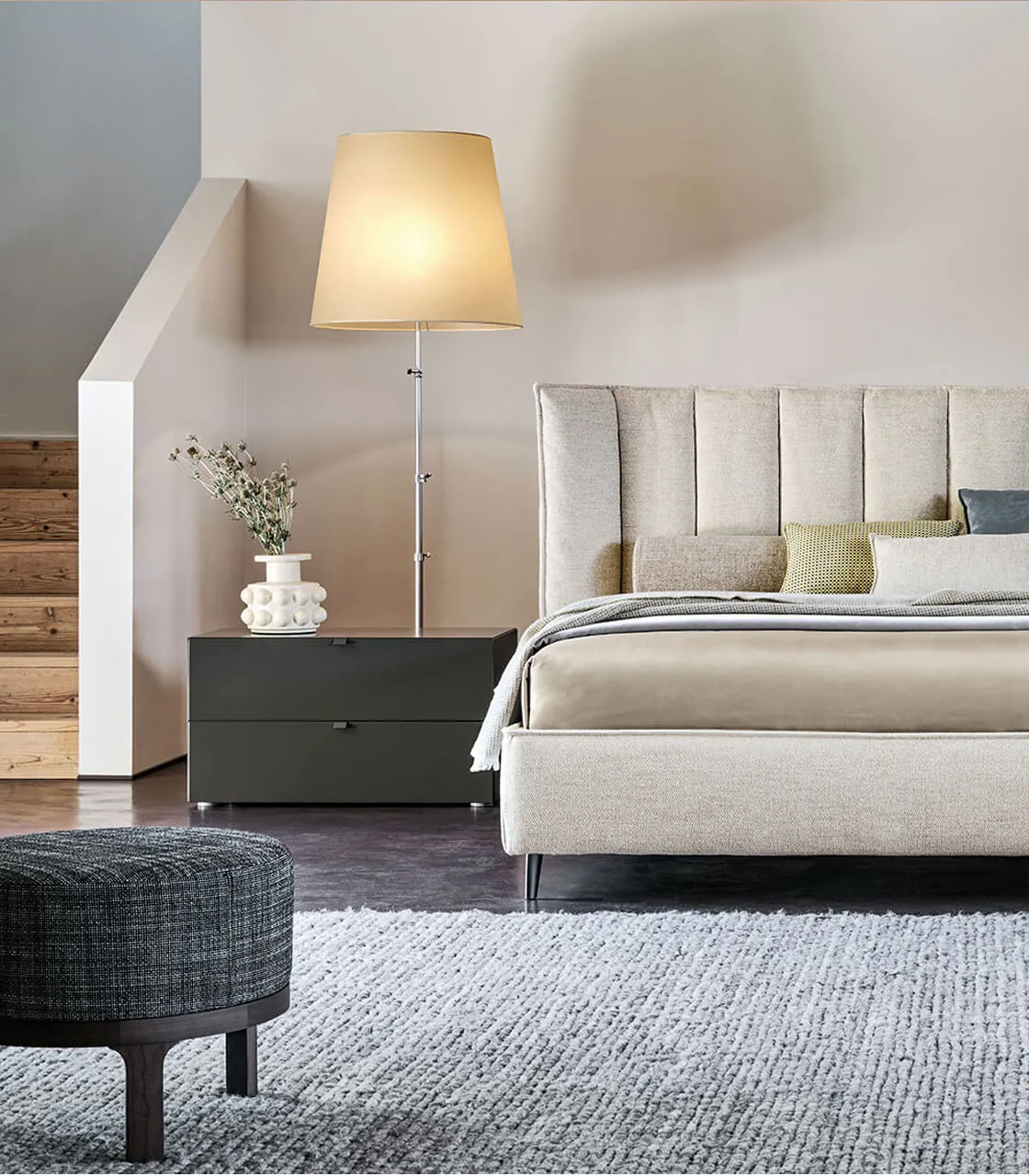 alt="Letto matrimoniale in tessuto con testiera imbottita OPÉRA by Twils"